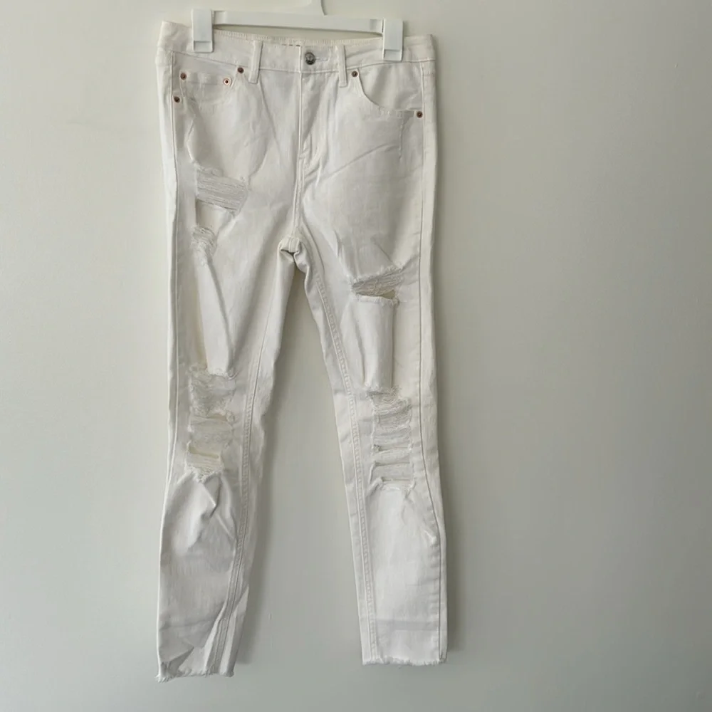 Wild Fable Women’s White Distressed Ripped Skinny Jeans Raw Hem Size 8 - Picture 2 of 10